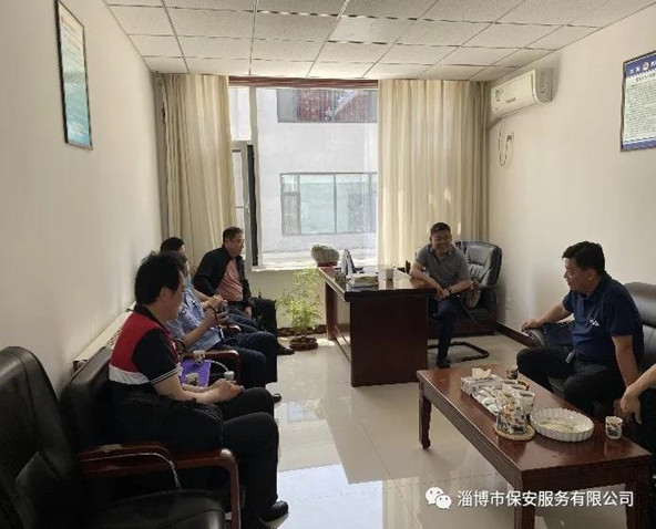 公司黨委書記、董事長(zhǎng)竇文鋒陪同省公安廳駐點(diǎn)組、市公安局治安支隊(duì)領(lǐng)導(dǎo)對(duì)我公司進(jìn)行專項(xiàng)檢查.jpg